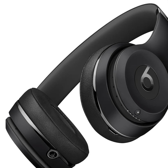 Beats Black Wireless Headphones with Case - Picture 2 of 6